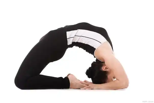 鸽子式(pigeon pose)是一种非常具有挑战性的瑜伽姿势,它能够深度拉伸