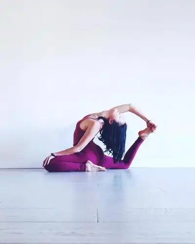 消除手臂赘肉,让你身材更有曲线的鸽子式,快来练习吧!