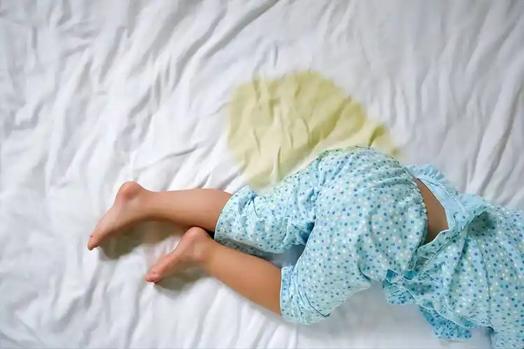 尿床的孩子背后,估计有个"多事"的家长,不干预可能会更好一些